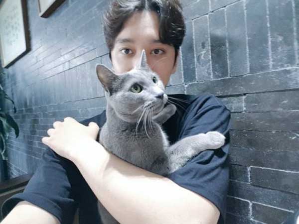 A picture of Chansung with his cat.